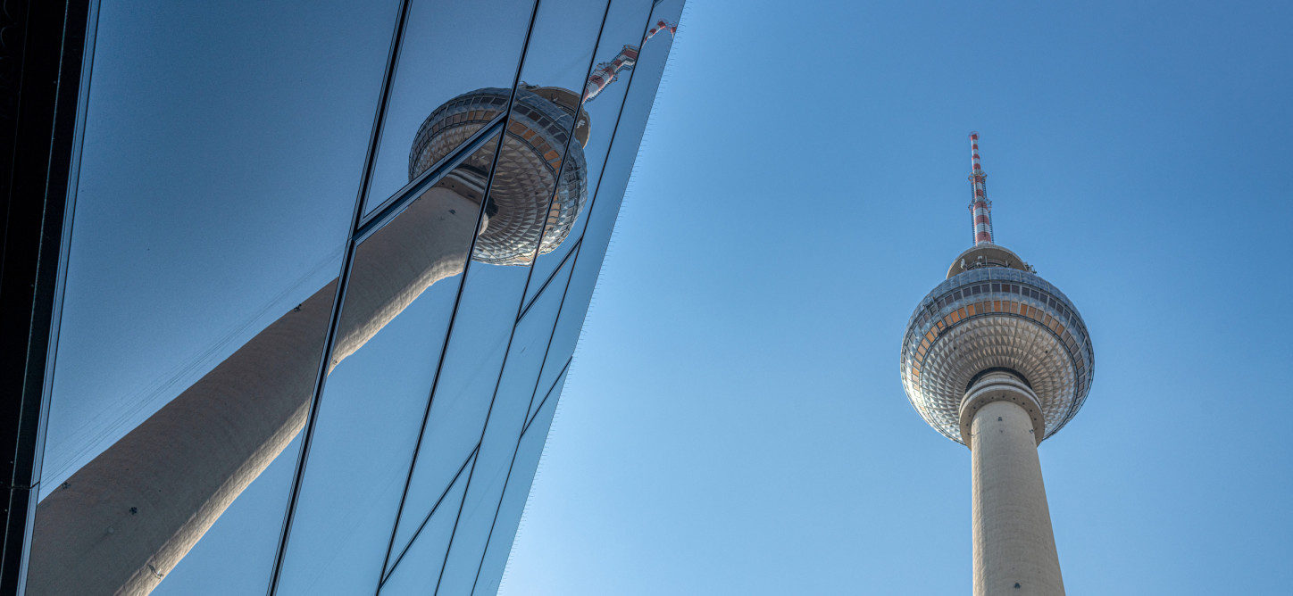 Fernsehturm in Berlin neben einem Gebäude